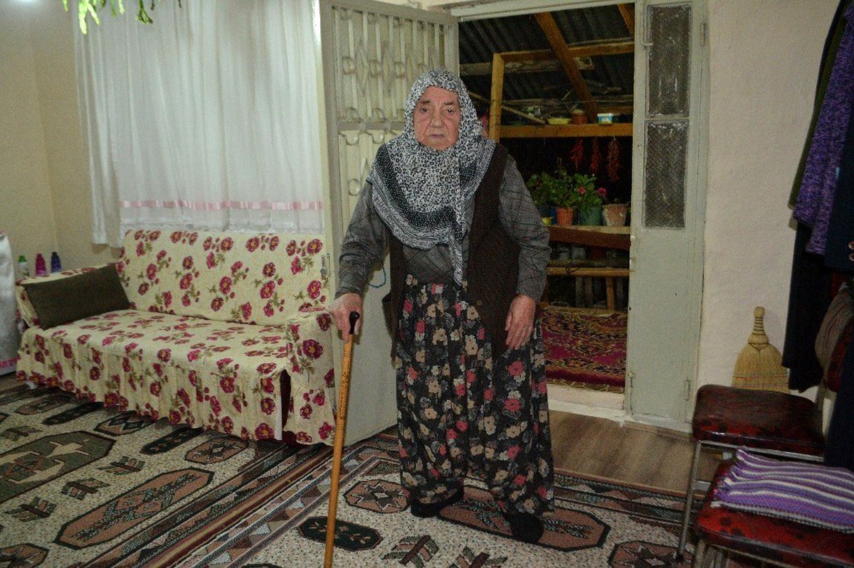 89 yaşındaki yaşlı kadının emekli maaşı alıp gittiler