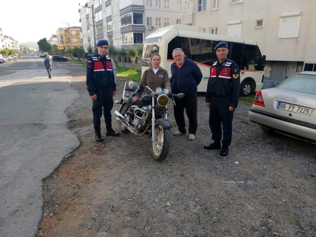 Ayvalık\'ta motosiklet hırsızları jandarmadan kaçamadı