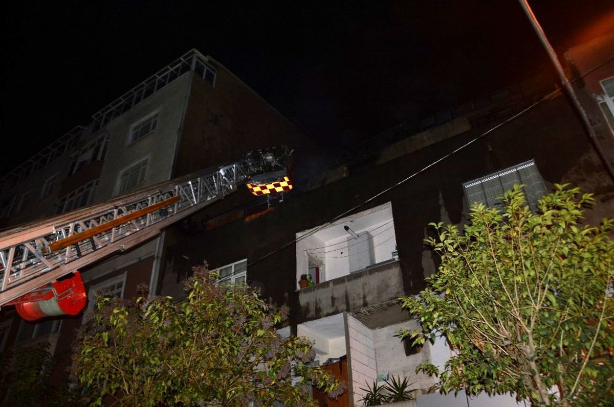 Beyoğlu\'nda iki binanın çatısı alev alev yandı