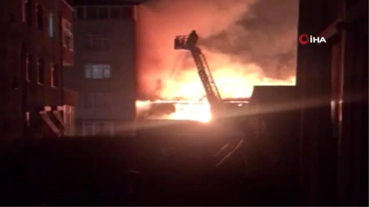Beyoğlu\'nda iki binanın çatısı alev alev yandı