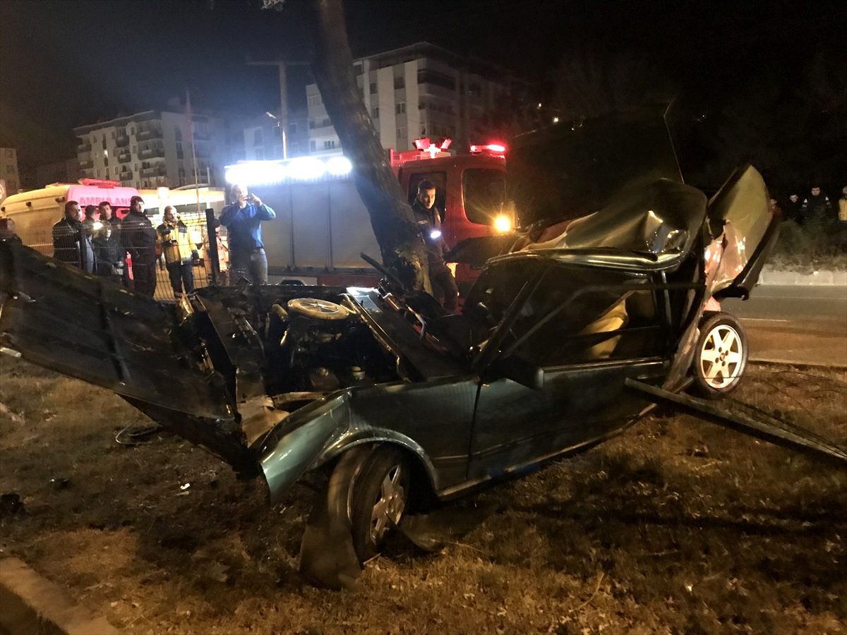 Bursa\'da ağaca çarpan aracın sürücüsü öldü