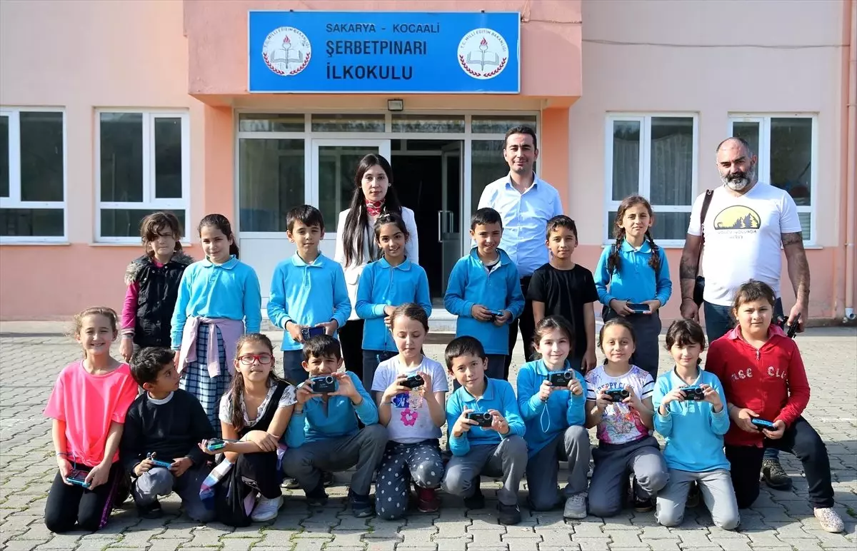 Çocuklara çektikleri fotoğrafın şiirini yazdırmak için köy köy dolaşıyor