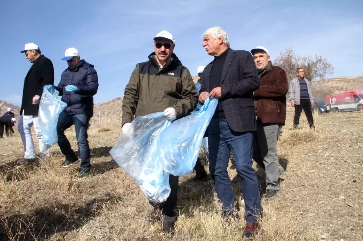 Daha Temiz Hazar Gölü için Vali, beraberindekilerle çöp topladı