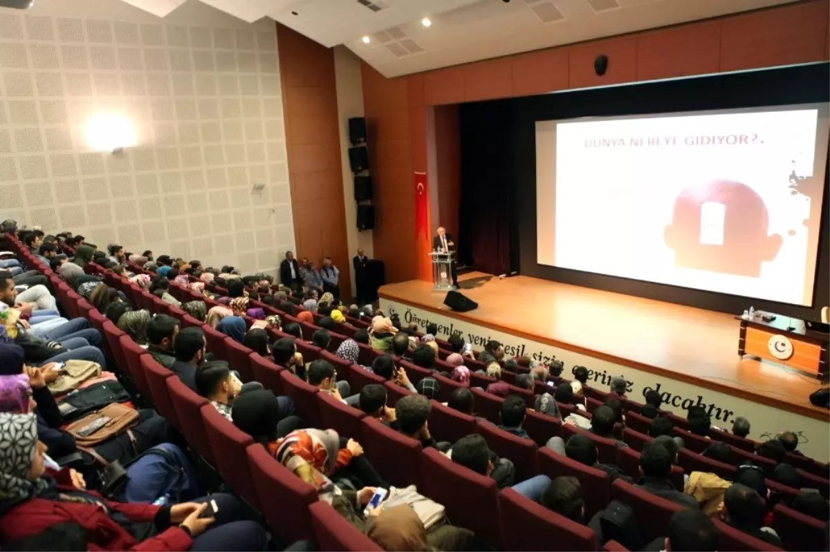 "Değişen dünya ve gençlik" konulu konferans yapıldı