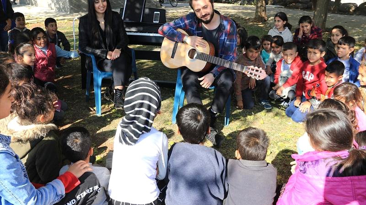 Diyarbakırlı öğrencilere açık alanda piyano ve gitar dersi: \'Köy Çocukları Hayalleriyle Buluşsunlar\'