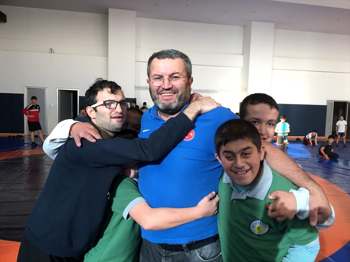Engelli öğrencilerini şampiyonlukla hayata bağlıyor