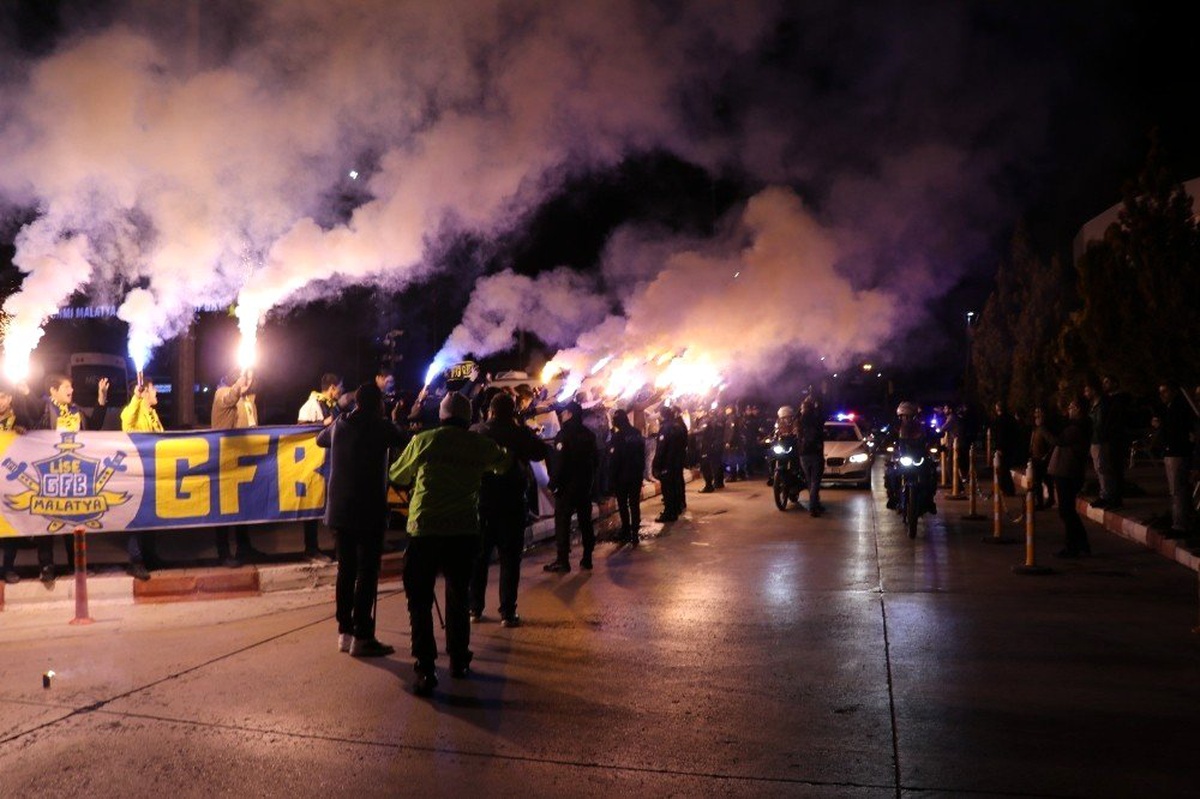 Fenerbahçe\'ye Malatya\'da coşkulu karşılama