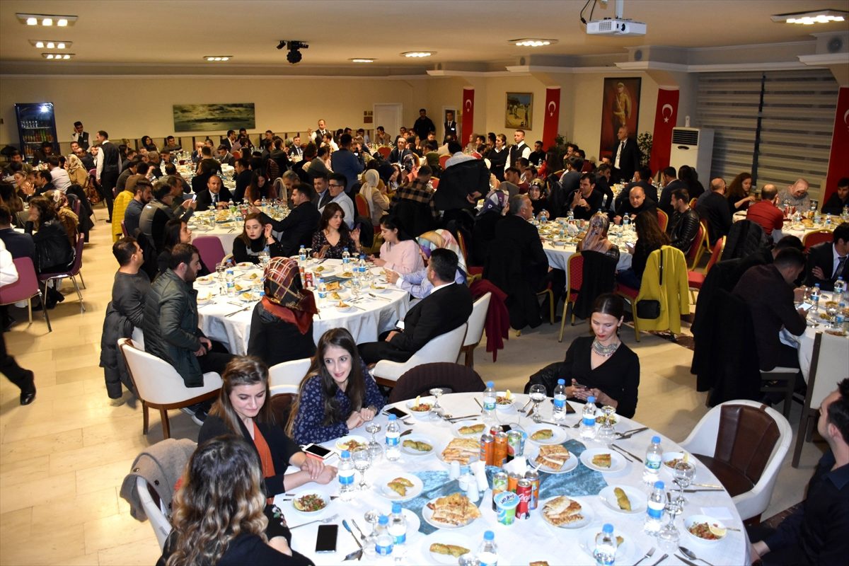 Hakkari\'de öğretmenler yemekte bir araya geldi