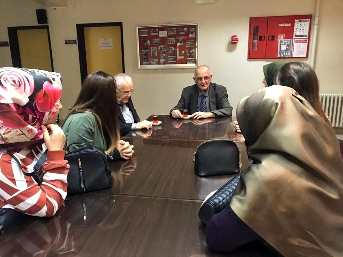Huzurevindeki emekli öğretmenler unutulmadı