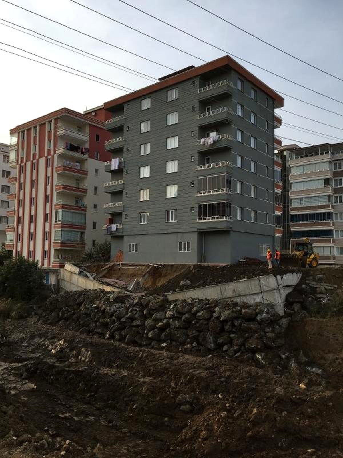 İstinat duvarı çöken bina sağlam çıktı
