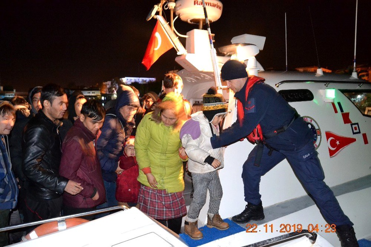 İzmir sahillerinde 54\'ü çocuk 117 göçmen yakalandı