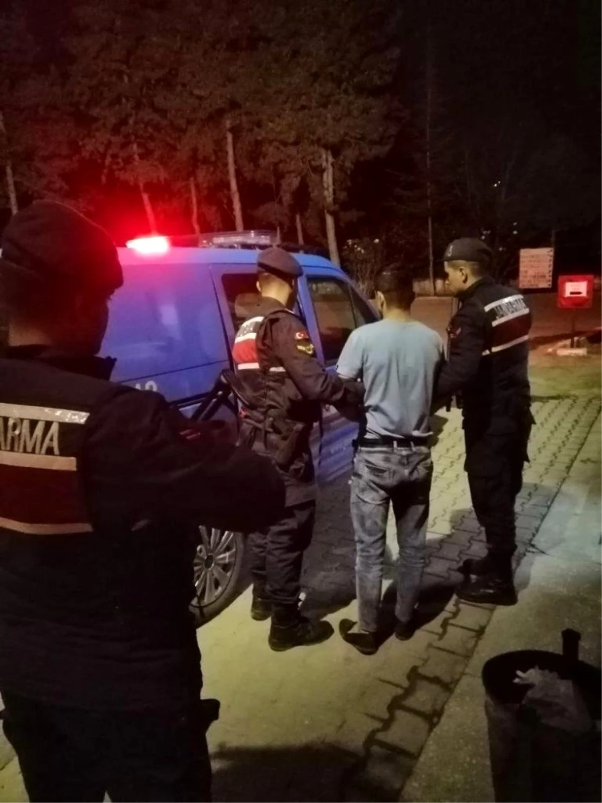 Jandarma ekipleri çeşitli suçlardan aranan zanlıyı yakaladı