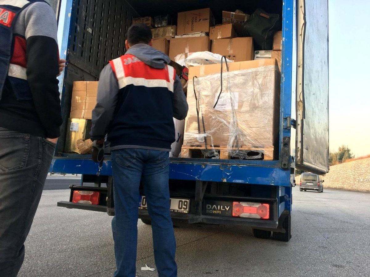 Jandarma, kargoyla gelen kaçak tütün ele geçirdi