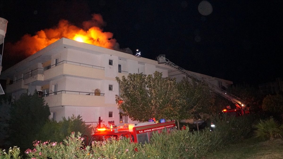Kuşadası\'nda apartman çatısında çıkan yangın söndürüldü