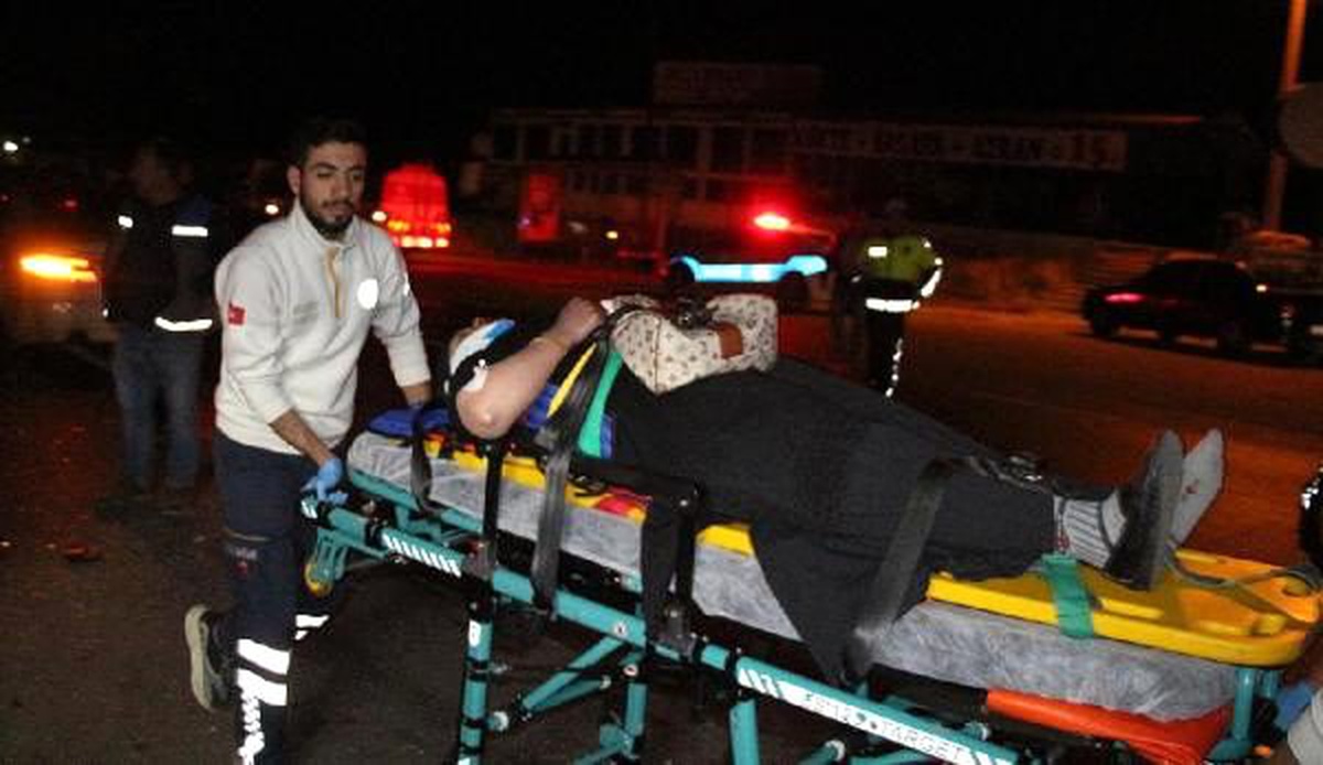 Manisa\'da iki otomobil çarpıştı: 2\'si ağır 4 yaralı