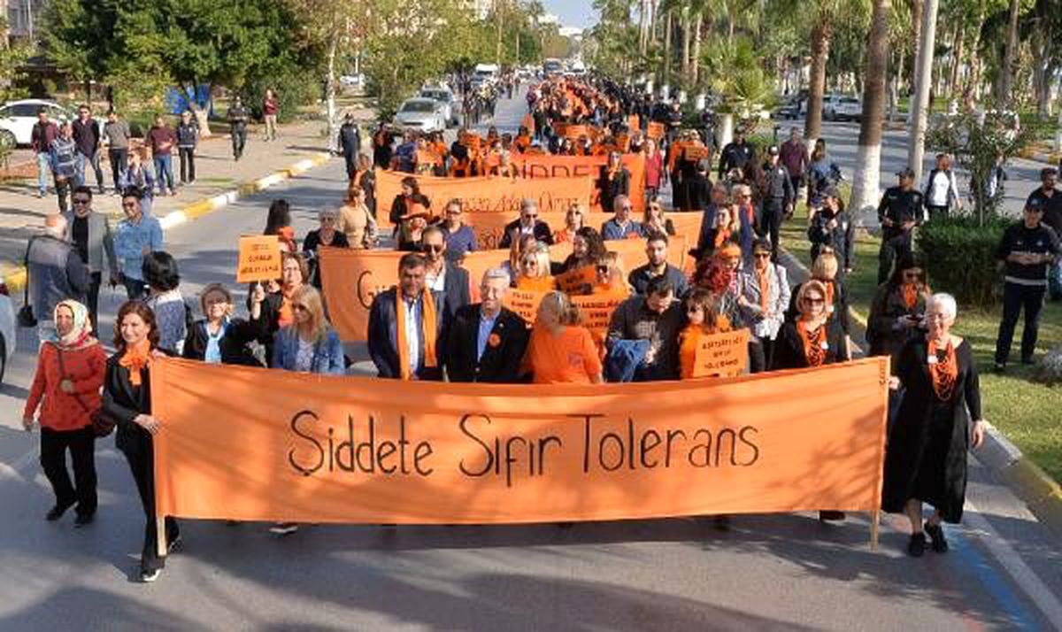 Mersin\'de kadınlar şiddete karşı yürüdü
