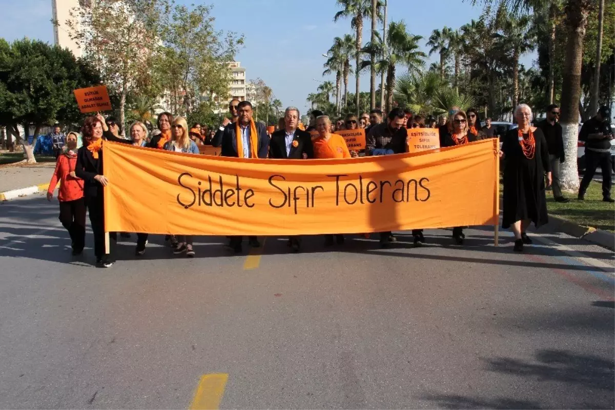 Mersinli kadınlardan \'Kadın Şiddetine Sıfır Tolerans\' yürüyüşü