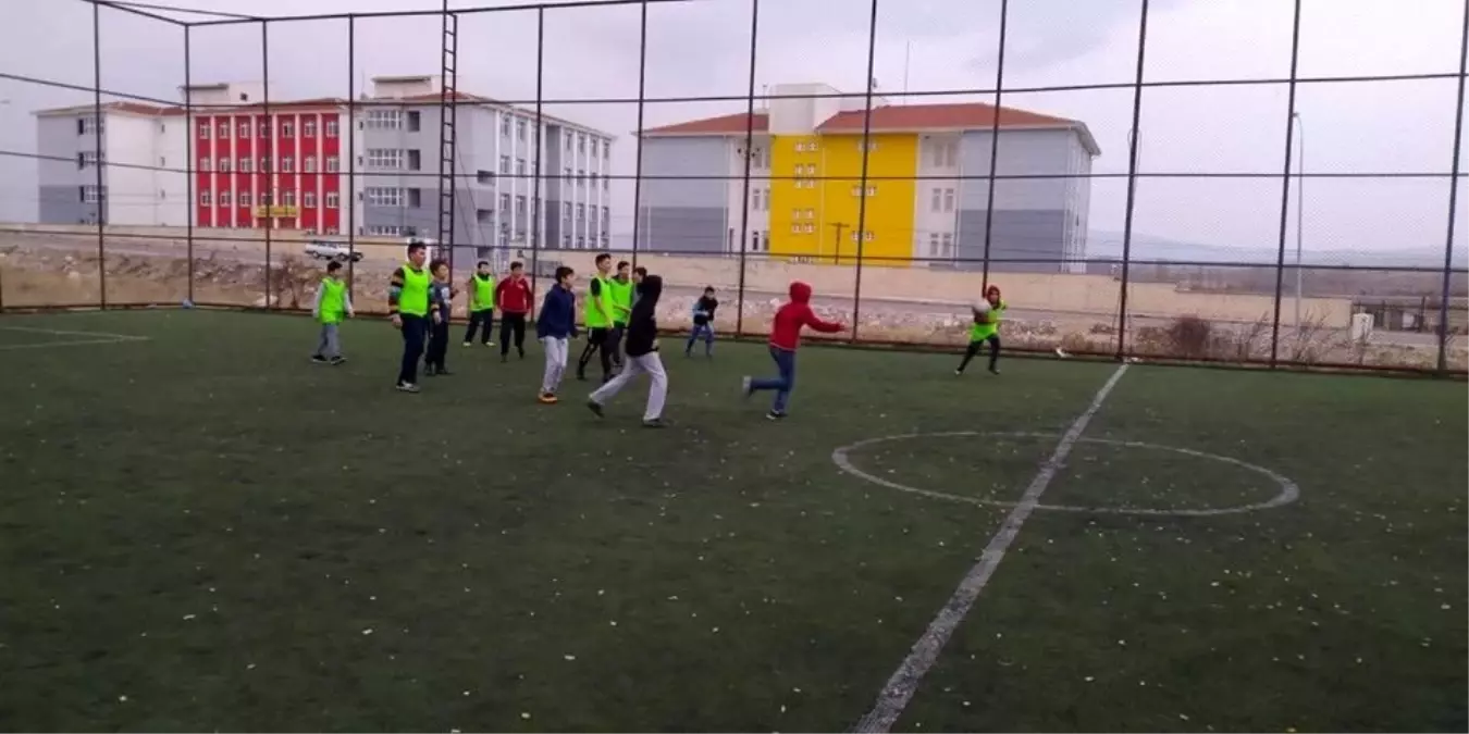 Öğrenciler futbol öğreniyor