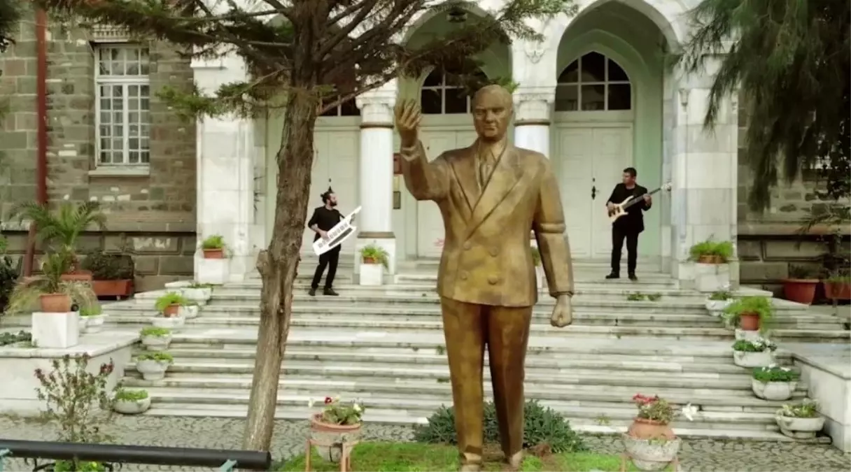 "Öğretmenin Sesi" klibi sosyal medyada büyük beğeni topladı