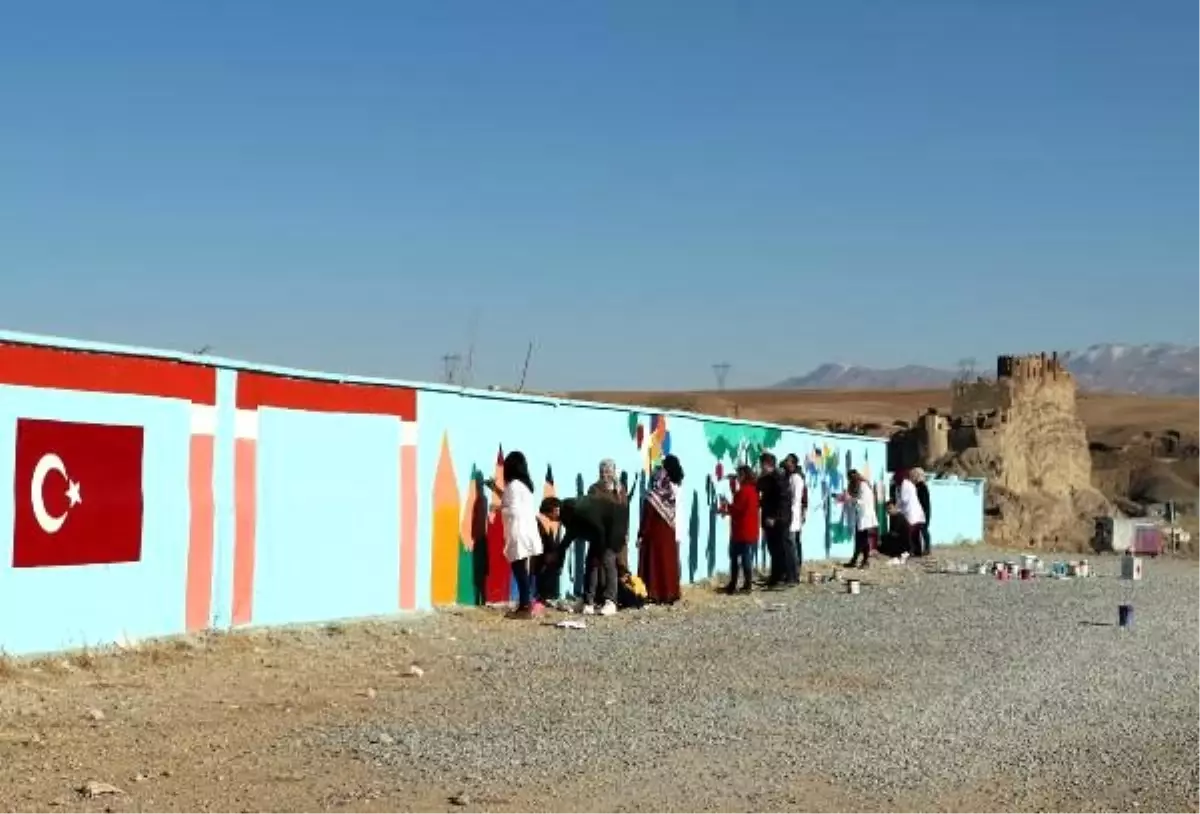 Öğretmenler, ara tatilde okulun bahçe duvarını renklendirdi