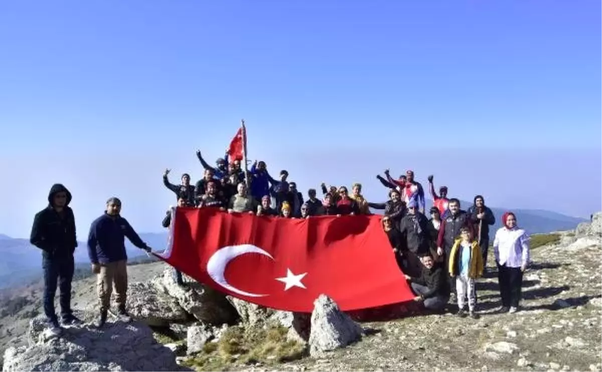 Öğretmenler için 2 bin 100 metrelik zirvede saygı duruşu