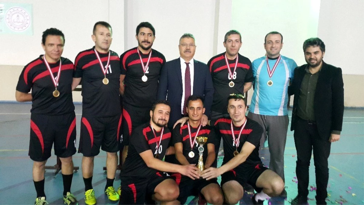 \'Öğretmenler Yarışsın, Dostluk Kazansın\' Futsal Turnuvası şampiyonu Arif Nihat Asya Ortaokulu oldu