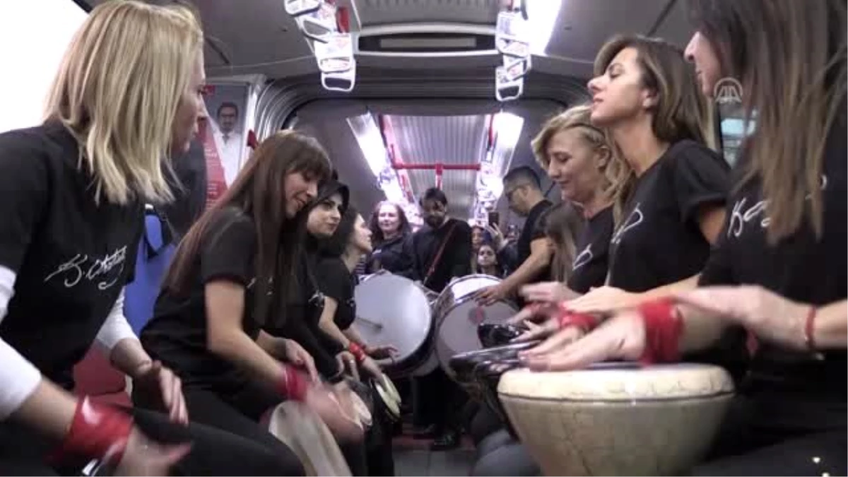 Öğretmenlerden tramvayda müzik resitali