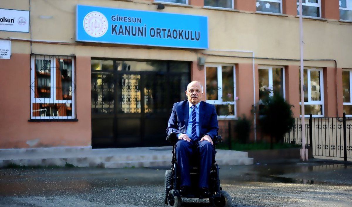 (Özel) Tekerlekli sandalyesi ile 22 yıldır öğretmenlik yapıyor