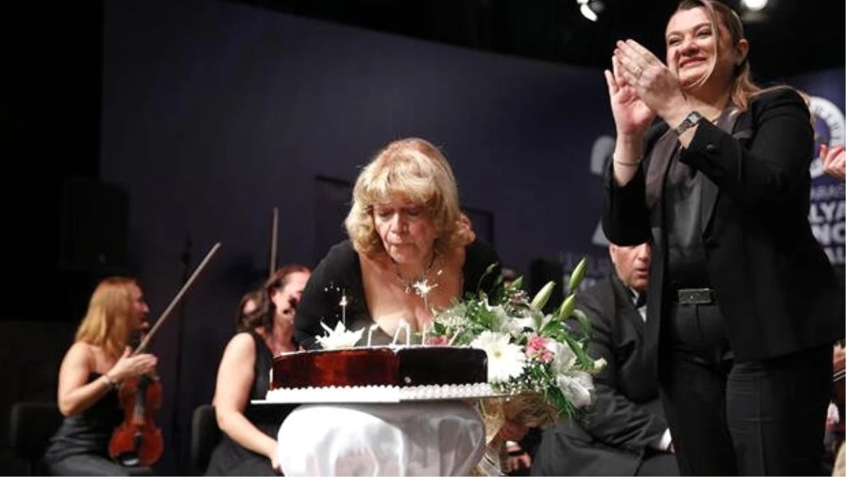 Piyanist İdil Biret\'e sahnede doğum günü sürprizi