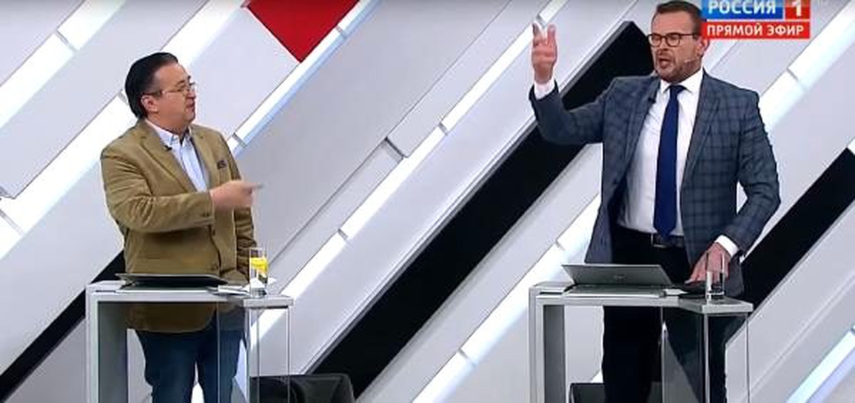 Rusya\'da Ukraynalı akademisyen canlı yayında Amerikalı gazeteciye saldırdı