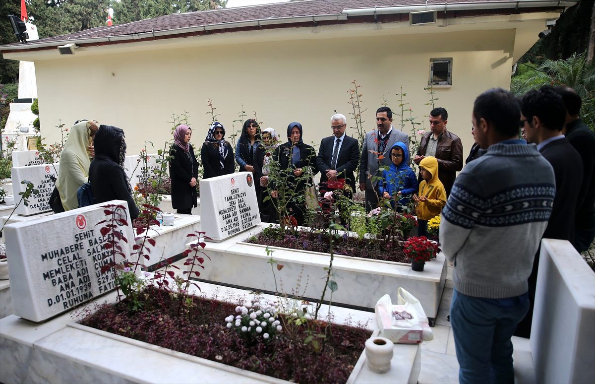 Şehidin adını taşıyan okulun öğretmenlerinden annesine örnek davranış