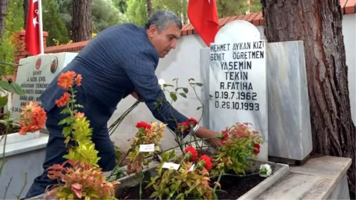 Şehit öğretmen, kabri başında anıldı