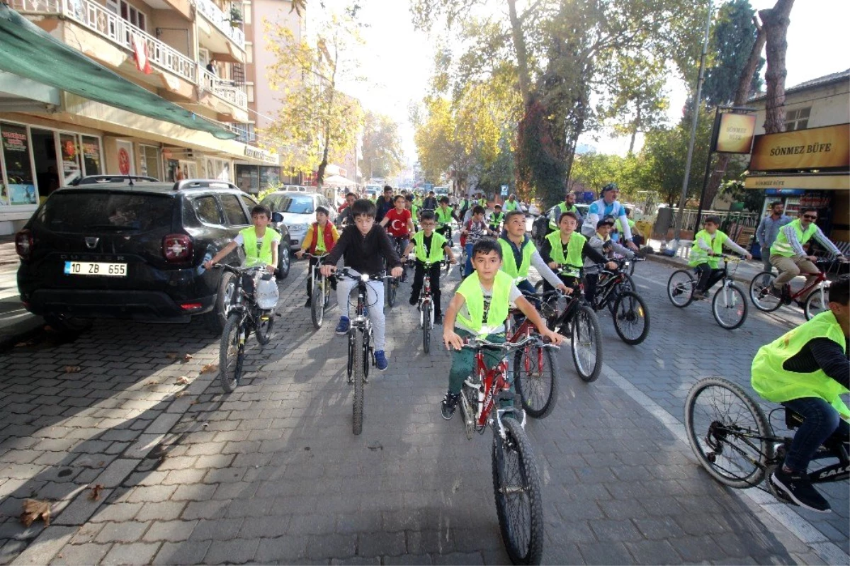 Sındırgı\'da çocukların bisiklet turu