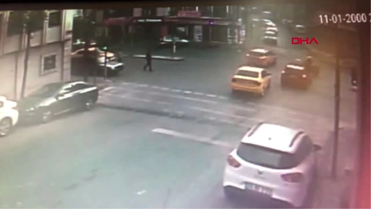 Şişli\'de yasak yola giren taksicinin motosikletliye çarptığı kaza kamerada