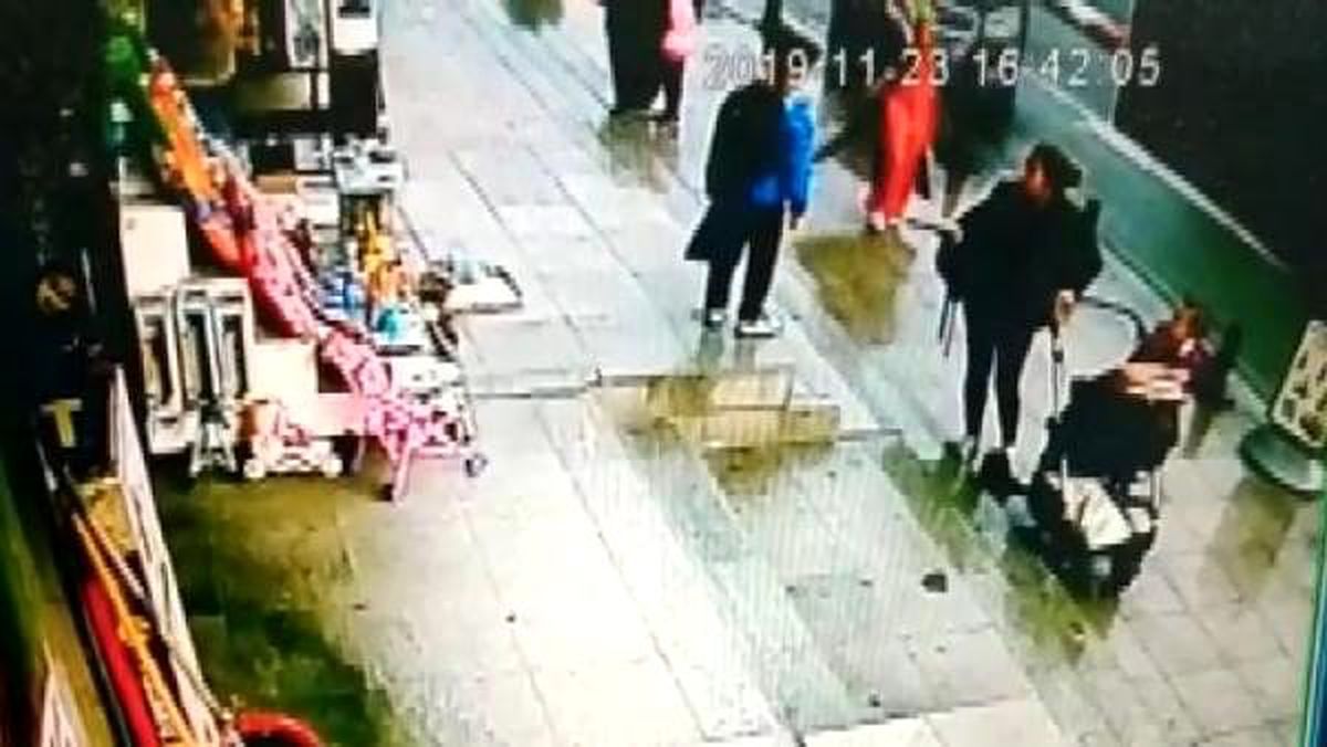 Sultanbeyli\'de araç kaldırımdakilere çarptı: 6 yaralı (1)