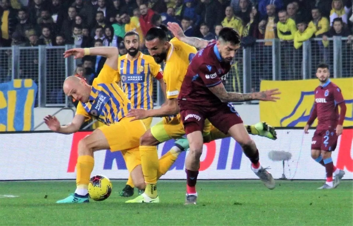 Süper Lig: MKE Ankaragücü: 0 - Trabzonspor: 1 (İlk yarı)