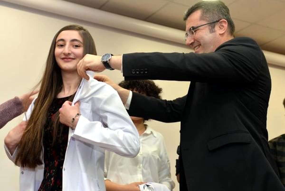 Valinin \'diş\' anısı diş hekimi öğrencilerini güldürdü