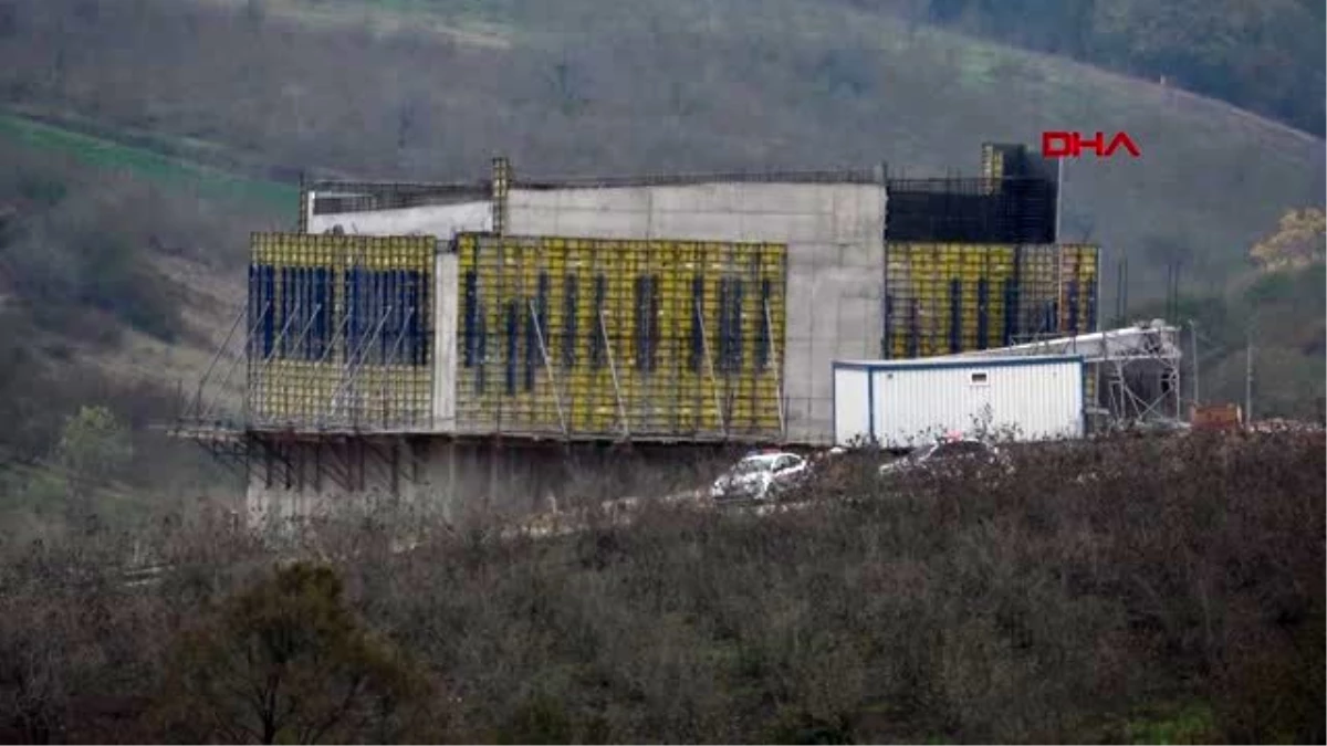 Viyadük inşaatında iskeleden düşen 3 işçi yaralandı