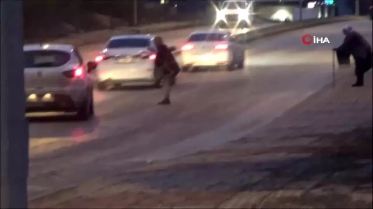 Yolu trafiğe kapatıp böyle dilendiler... "Ben torunlarımı böyle okutuyorum"