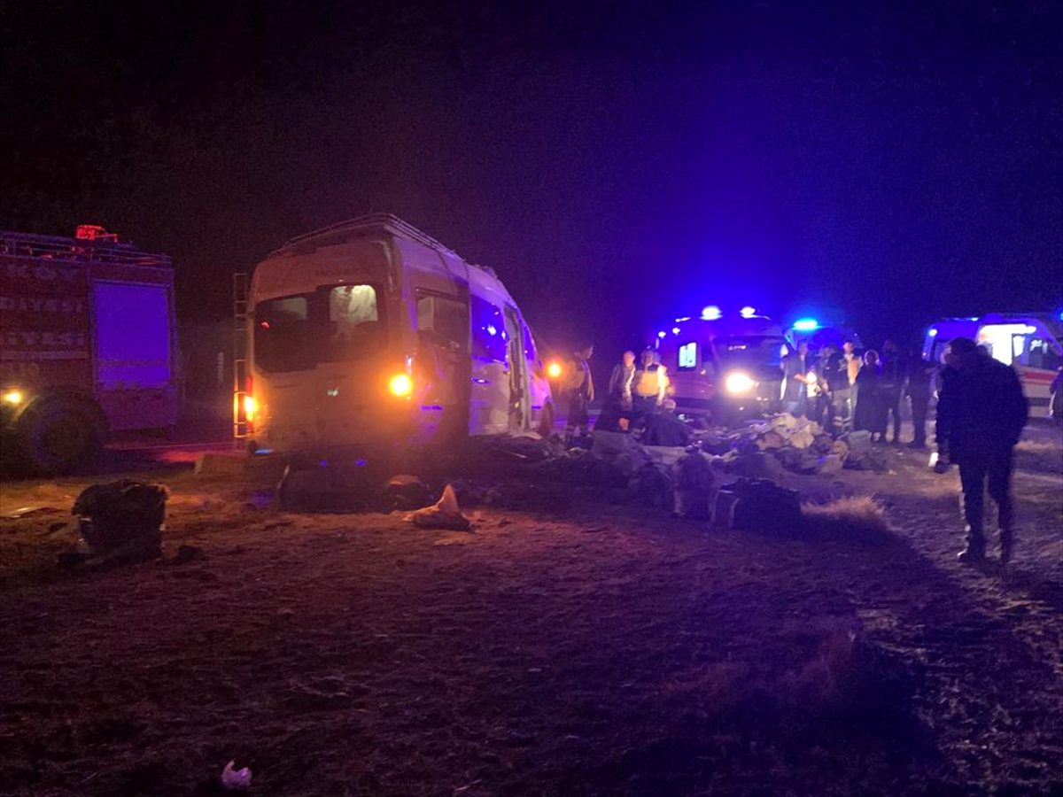 Yozgat\'ta minibüs devrildi: 16 yaralı