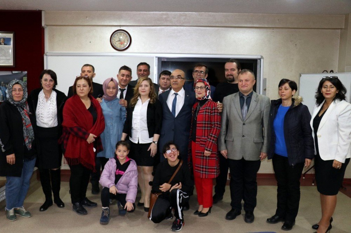 35 yıl sonra öğretmenlerine sürpriz yaptılar