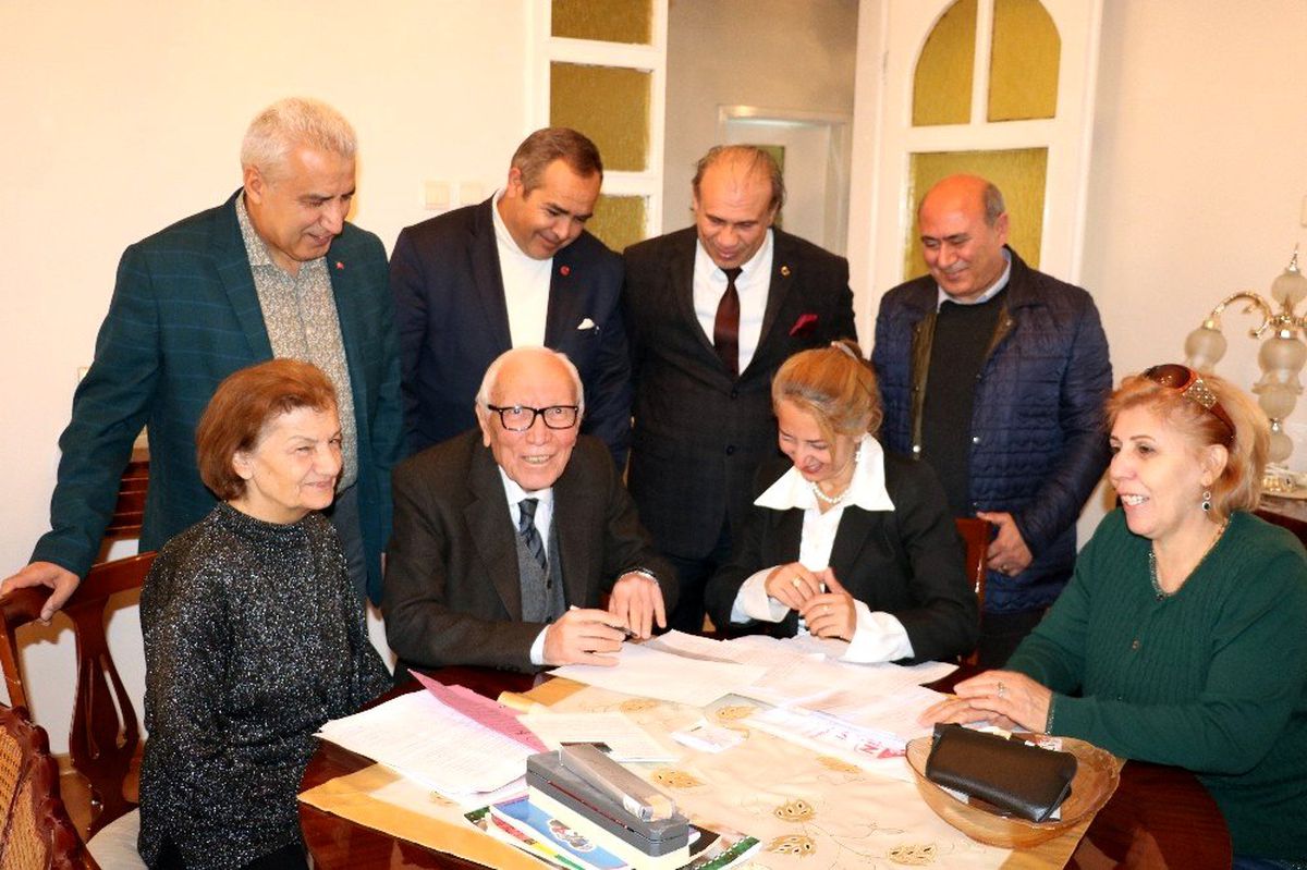 86 yaşındaki öğretmene öğrencilerinden vefa