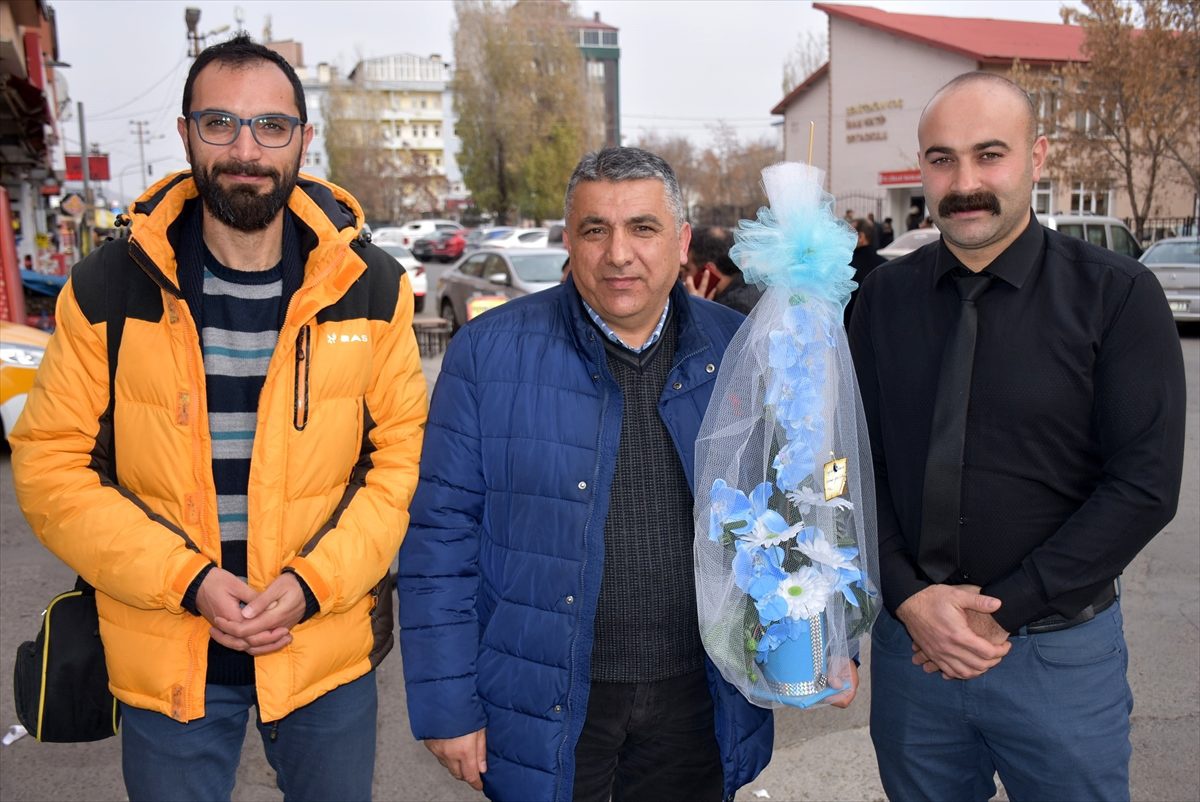 Alışveriş yapan öğretmene 15 yıl önceki öğrencilerinden sürpriz