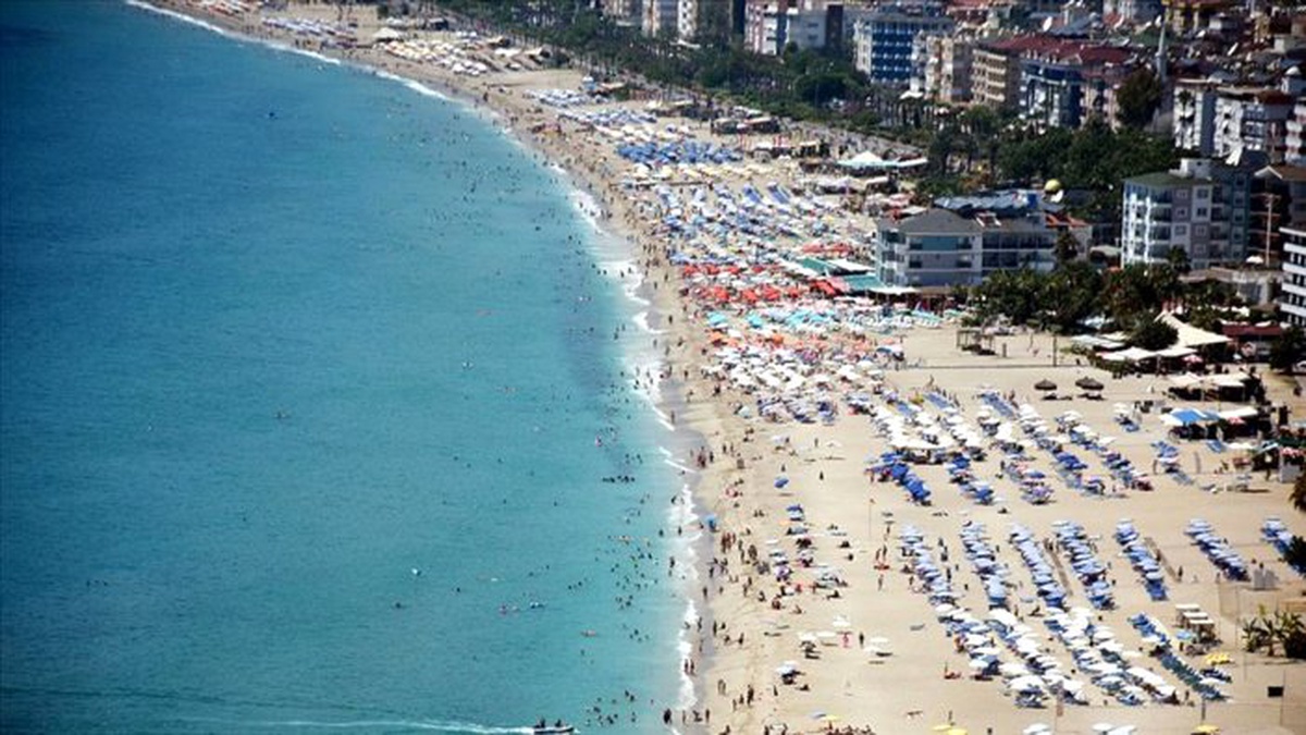 Antalya tarihinde ilk kez 15 milyon turisti gördü