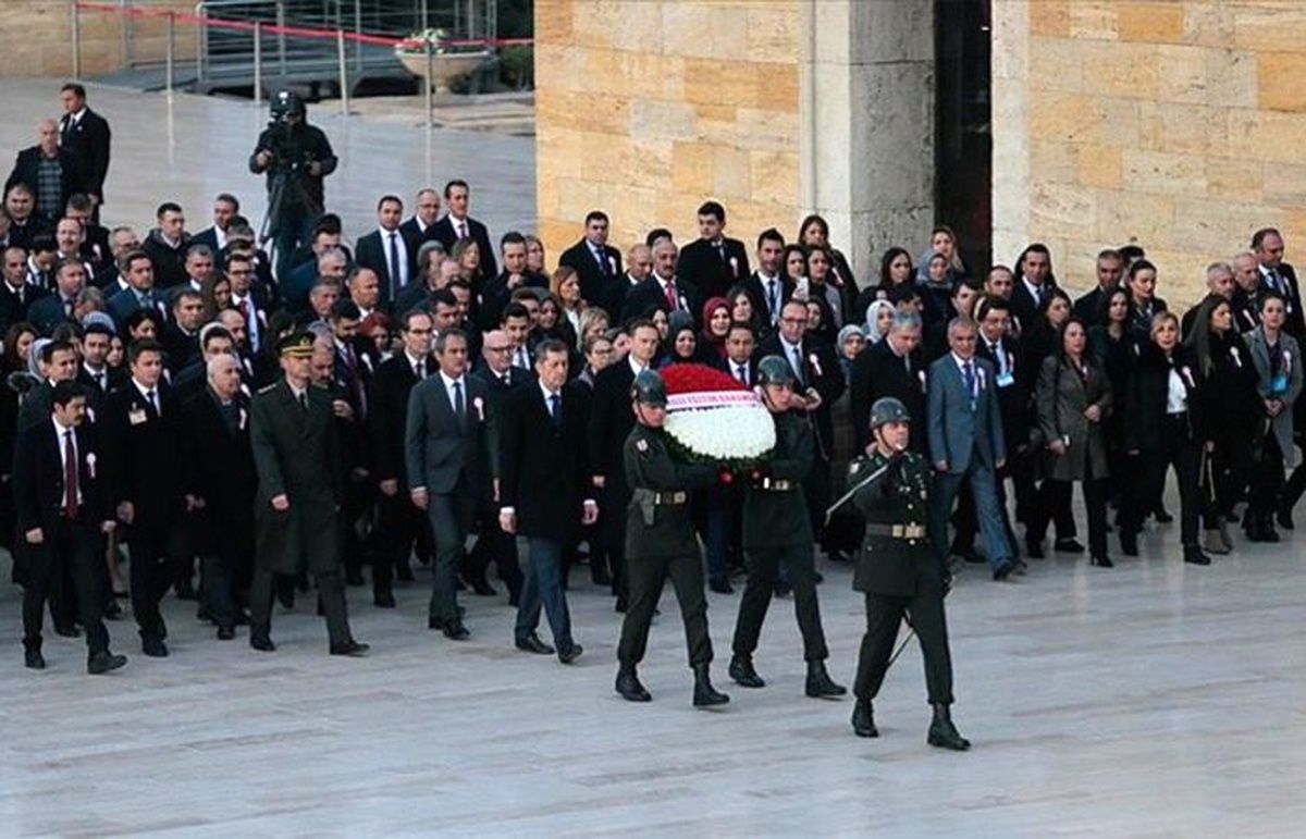 Bakan Selçuk ve öğretmenler Anıtkabir\'i ziyaret etti