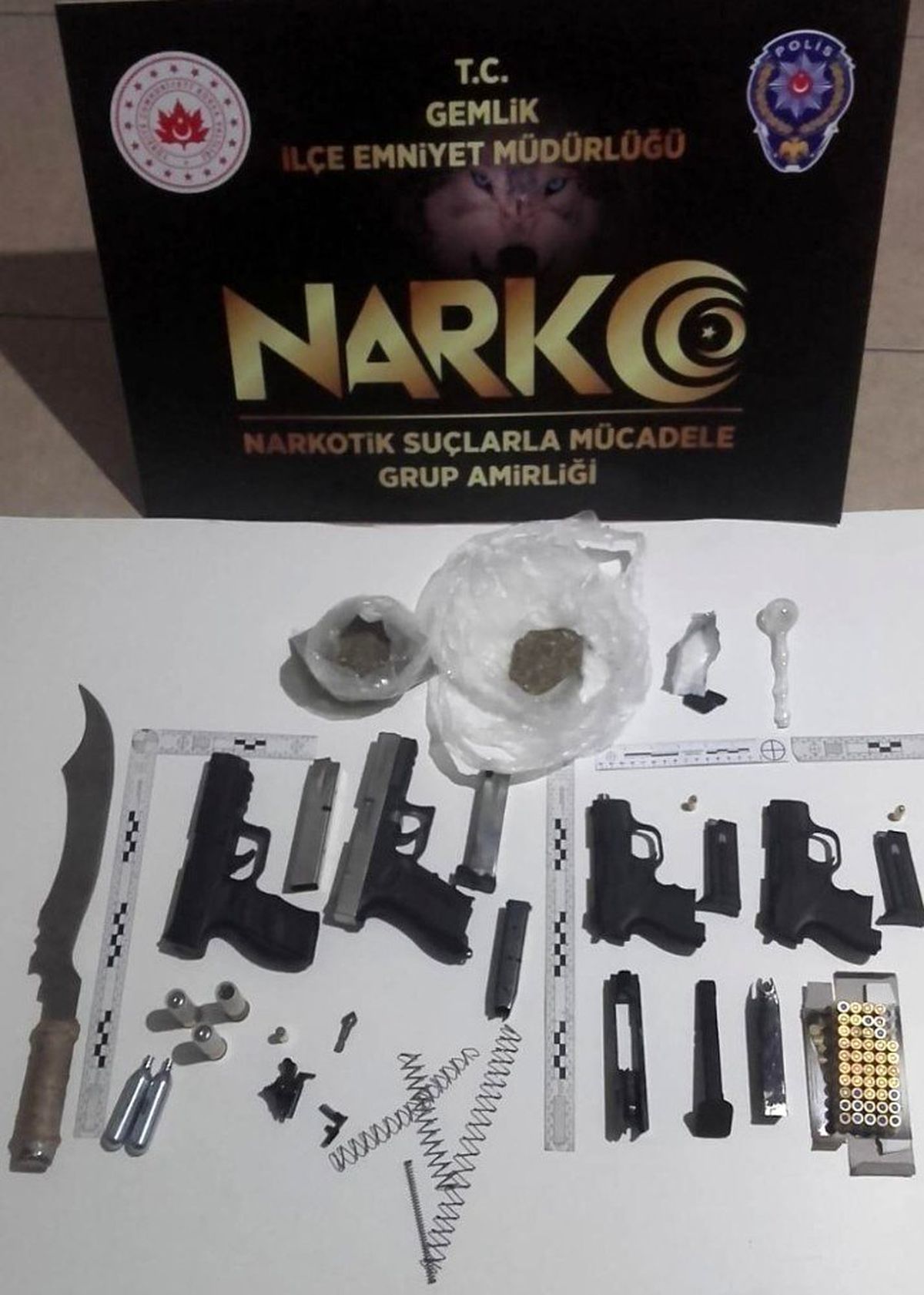 Baskında 70 gram uyuşturucu ve 4 adet tabanca ele geçirildi