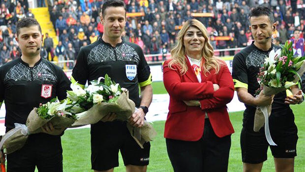 Berna Gözbaşı hakemlere çiçek verdi