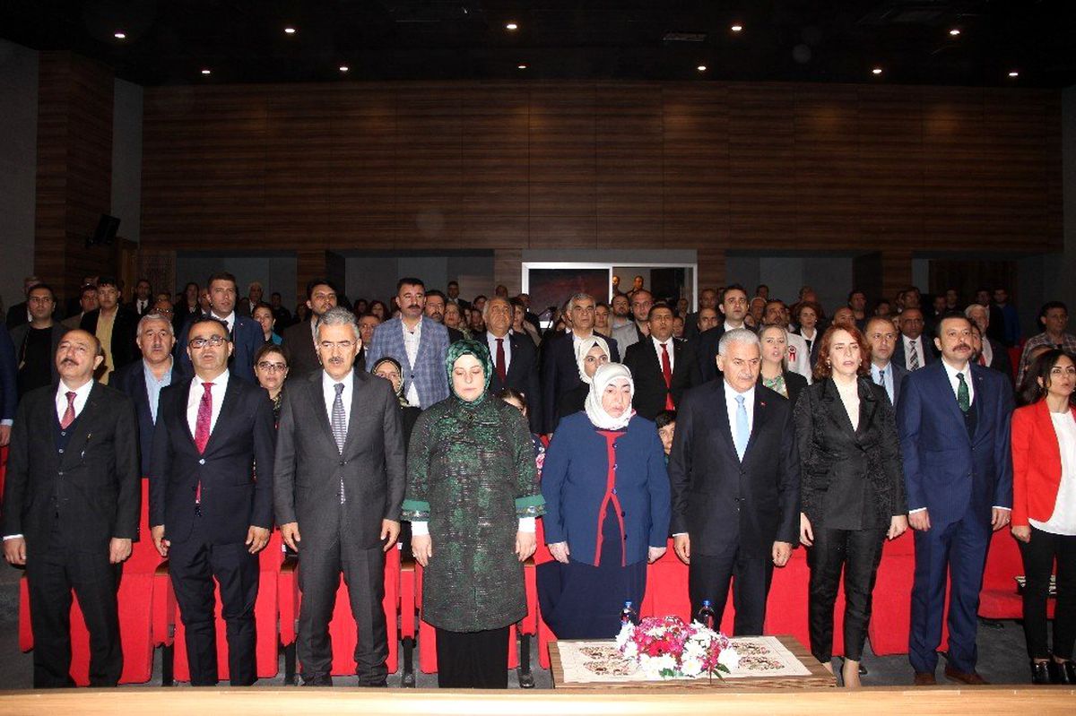 Binali Yıldırım, Olgunlaşma Enstitüsündeki defileyi izledi