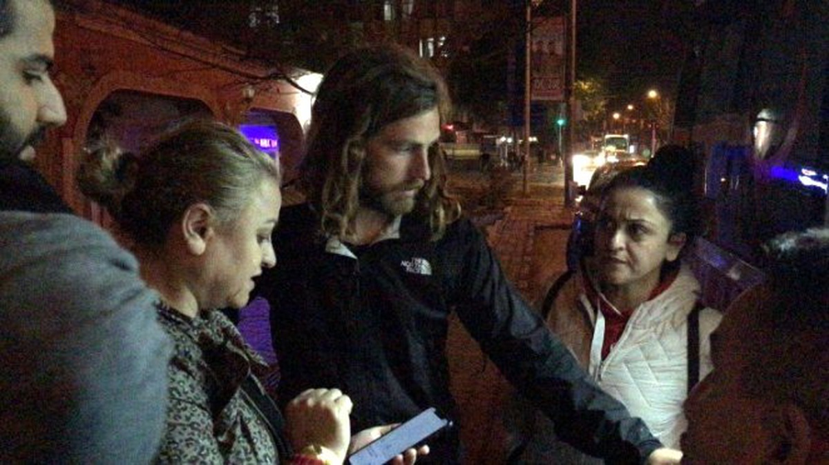 Bisikletle Dünya Turu Yapan Adamın Kafasına Taş Attılar