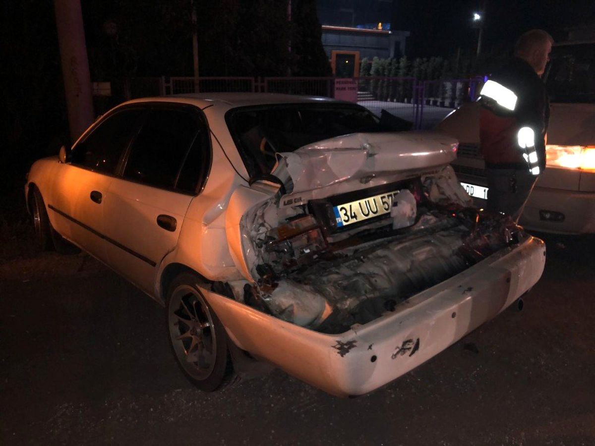 D100 karayolunda kamyon otomobile arkadan çarptı: 4 yaralı